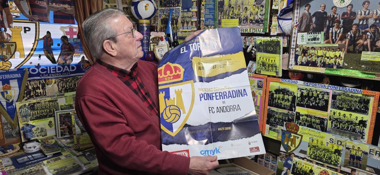 Lisardo Rodríguez mostrando un cartel de la SD Ponferradina