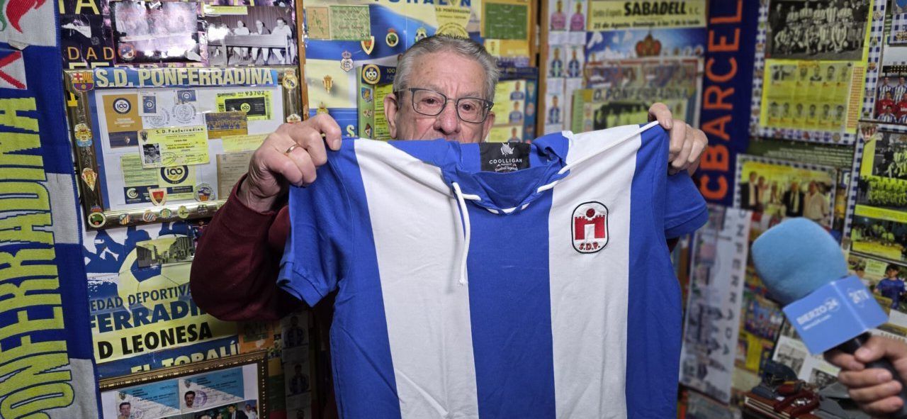 Lisardo Rodríguez mostrando una camiseta de la SD Ponferradina