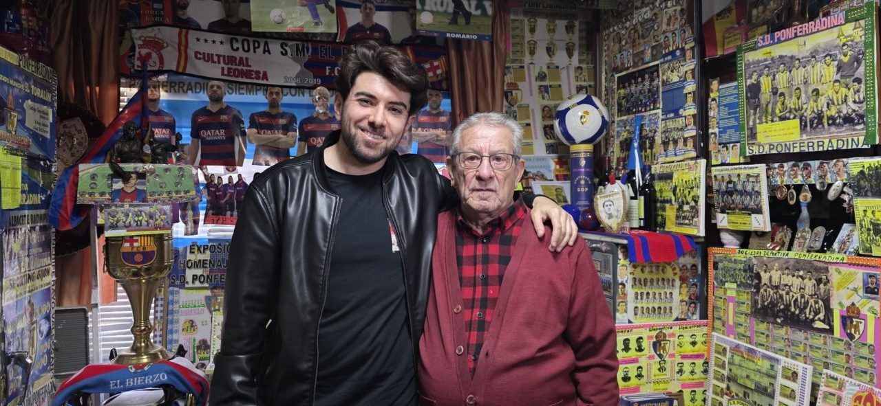 Lisardo Rodríguez junto a un anciano en un entorno deportivo lleno de recuerdos