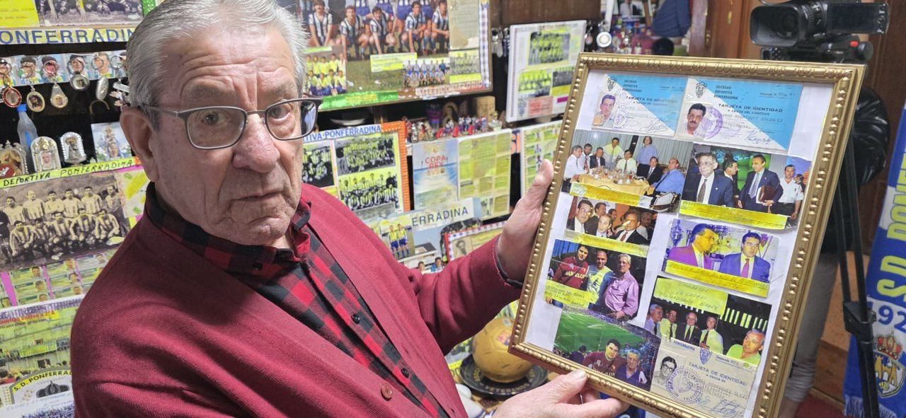 Lisardo Rodríguez sosteniendo un marco con fotos y recuerdos de la SD Ponferradina.