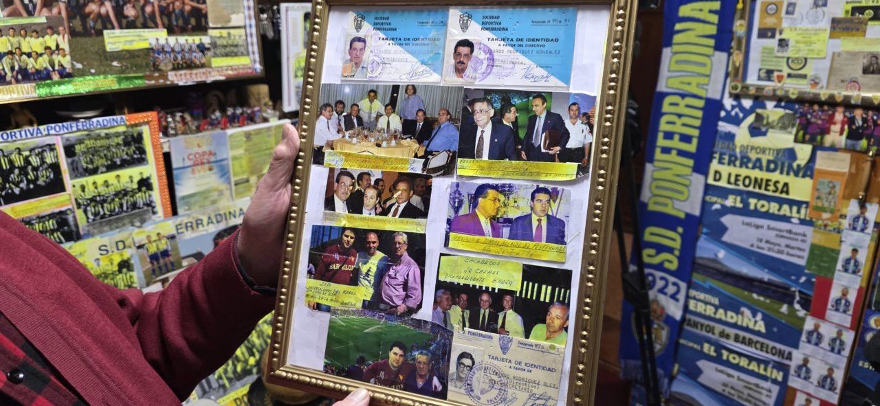 Fotografía de Lisardo Rodríguez con memorabilia de la SD Ponferradina