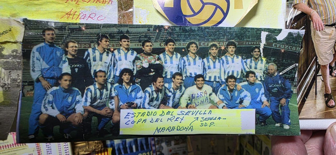 Lisardo Rodríguez con el equipo de la SD Ponferradina en el estadio