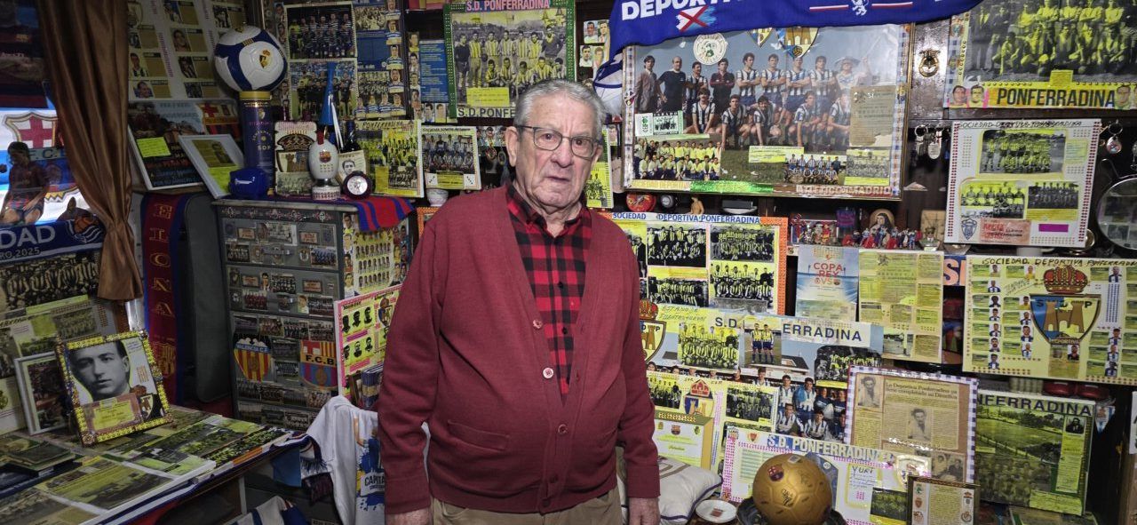 Lisardo Rodríguez en su colección de memorabilia de SD Ponferradina