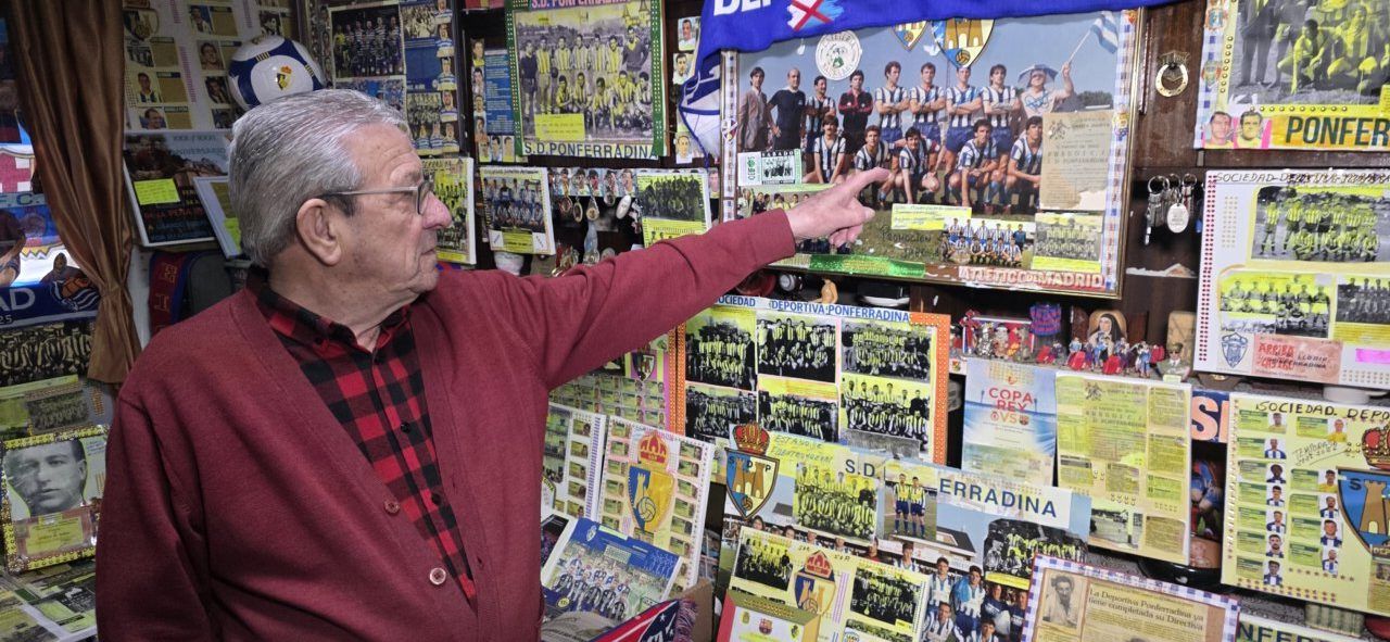 Lisardo Rodríguez señalando recuerdos de la SD Ponferradina en su colección