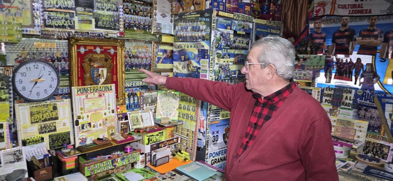 Lisardo Rodríguez mostrando su colección sobre la SD Ponferradina.
