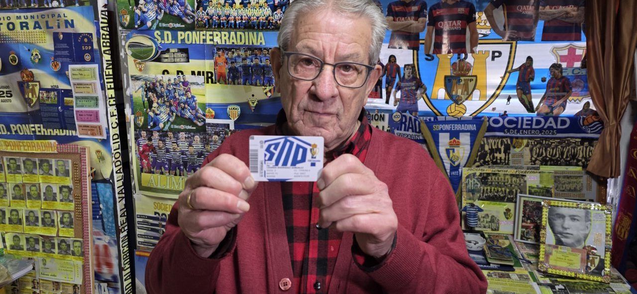 Lisardo Rodríguez mostrando su carnet de socio de la SD Ponferradina