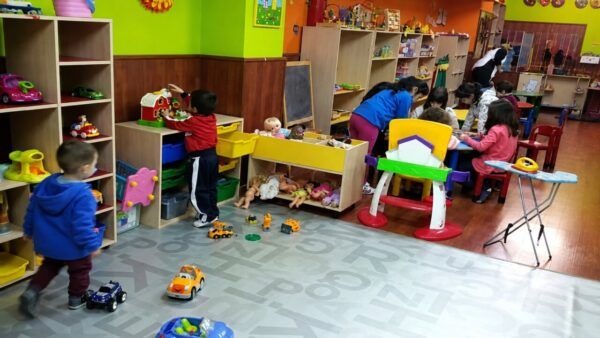 Niños jugando en la ludoteca de Ponferrada con juguetes variados