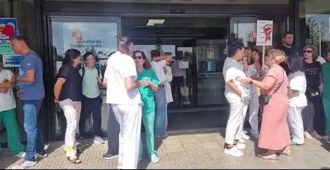Protesta frente al Hospital del Bierzo con personal sanitario.