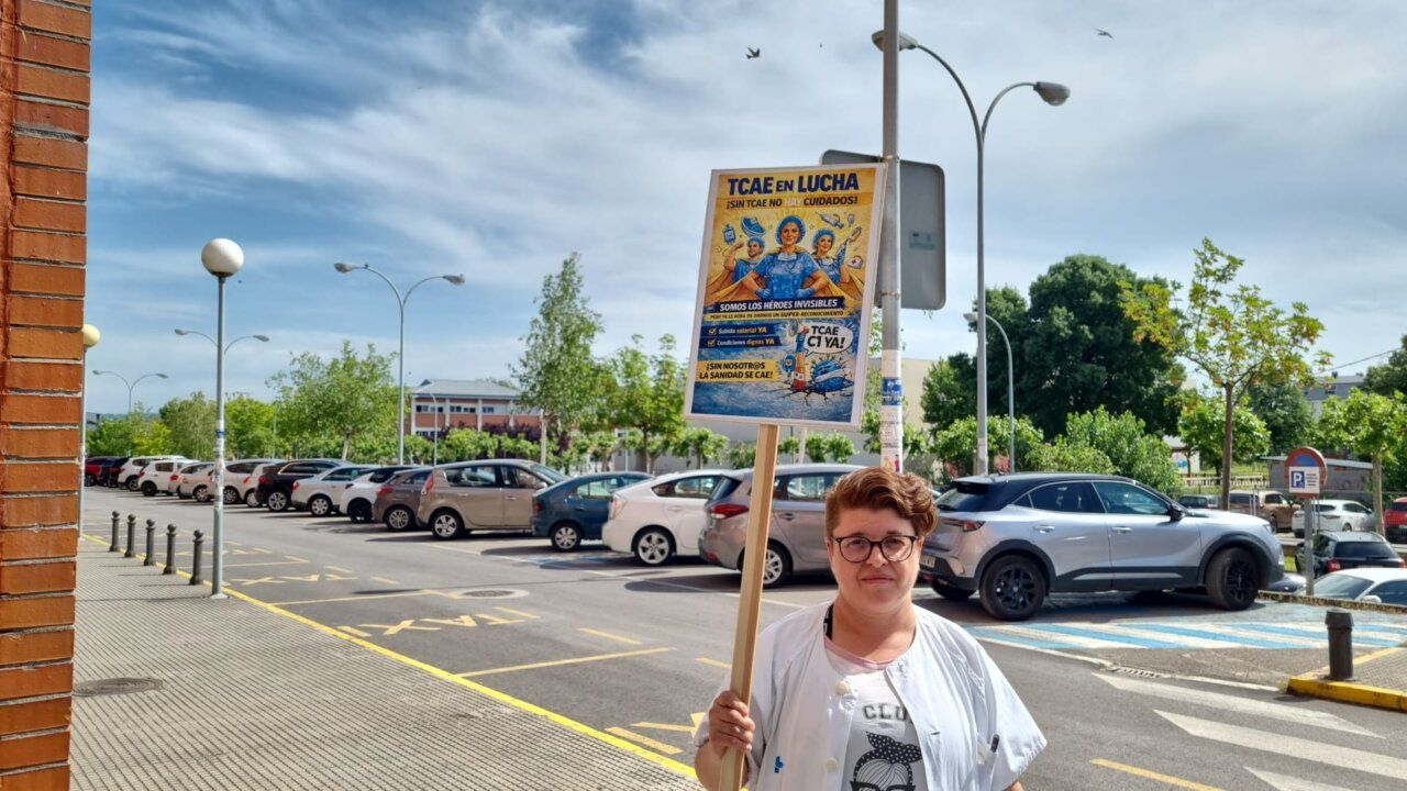Persona sosteniendo un cartel en manifestación por el hospital de Bierzo