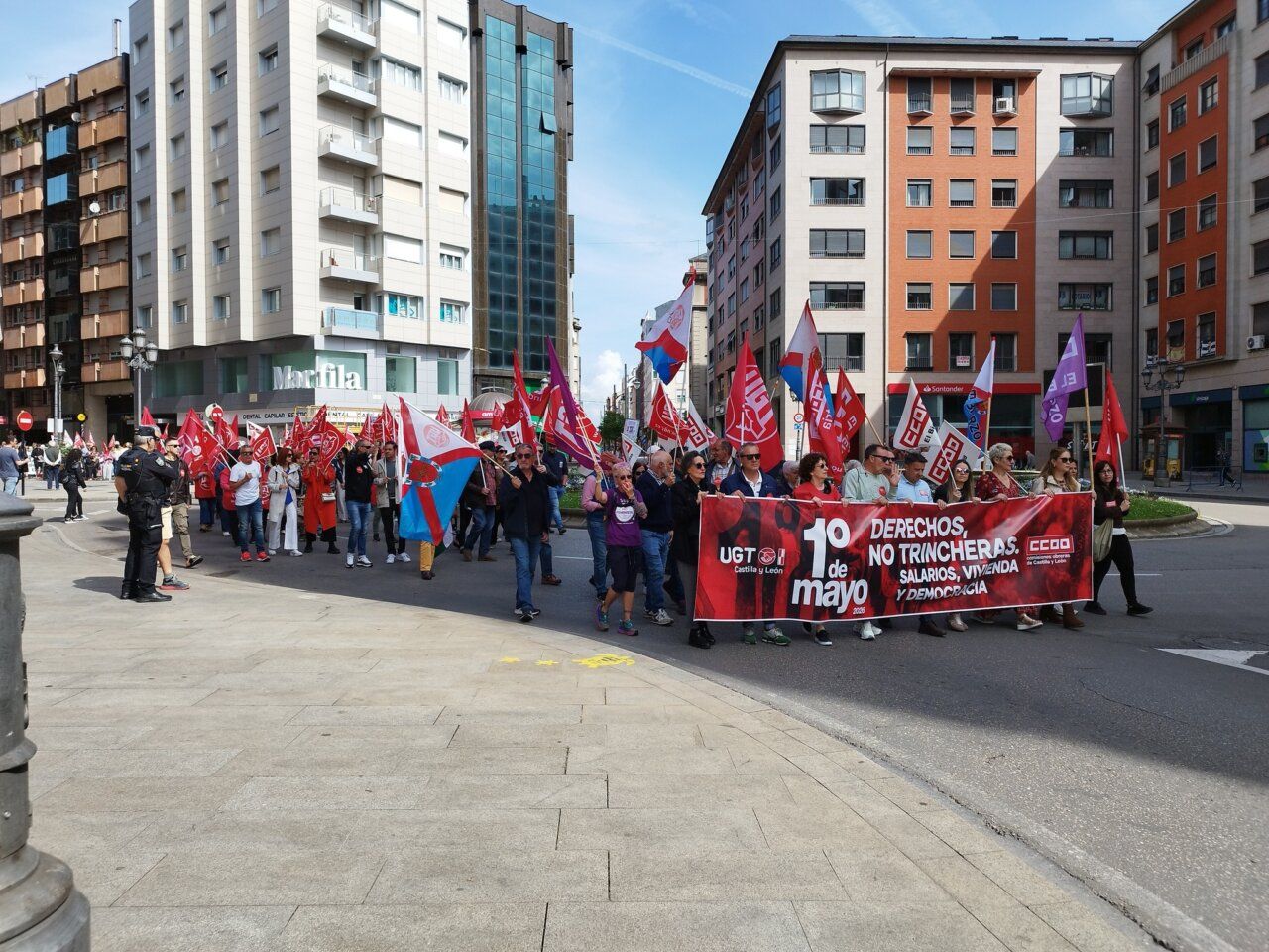 Manifestación del Primero de Mayo en Ponferrada con banderas y pancartas.