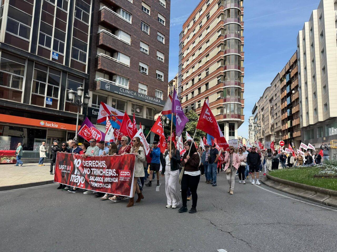 Manifestación del Primero de Mayo en Ponferrada con banderas de sindicatos.