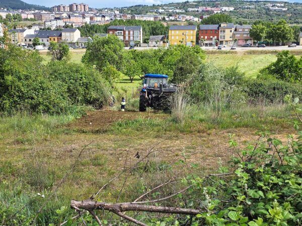 Tractor realizando labores de mantenimiento en el entorno del Puente Boeza