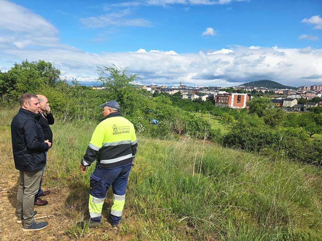 Reunión de funcionarios en el entorno del Puente Boeza