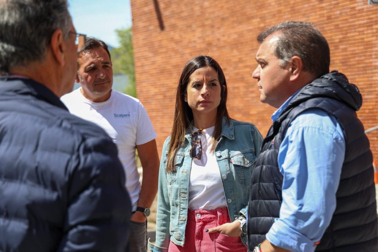 Participantes de la Marcha Minera en Villablino conversando con representantes del PSOE.