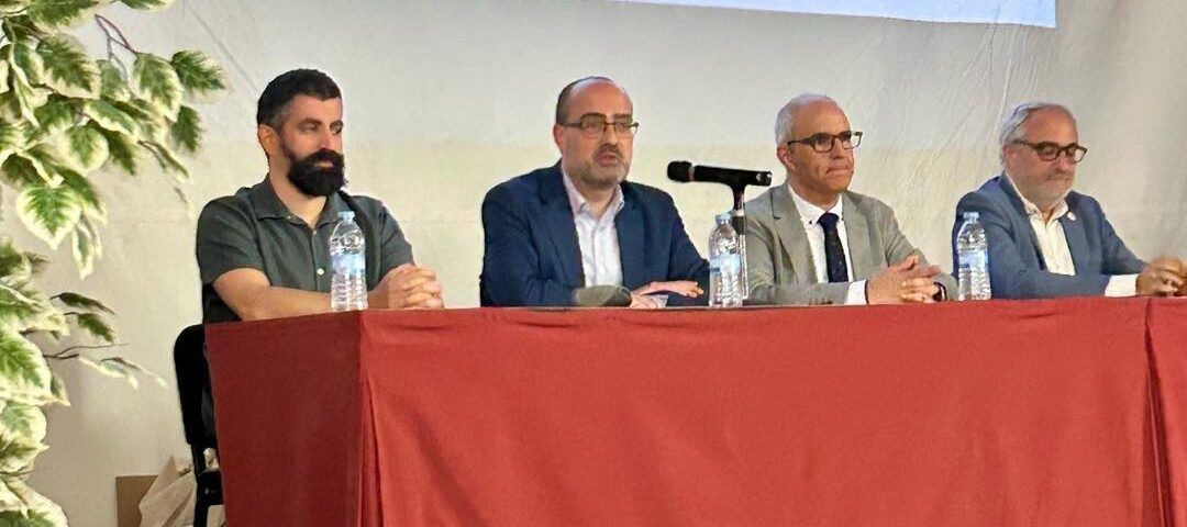 Marco Morala en la clausura de la Olimpiada Matemática con otros participantes.