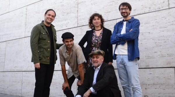 Mario Morla y su banda posando para la foto en un evento musical