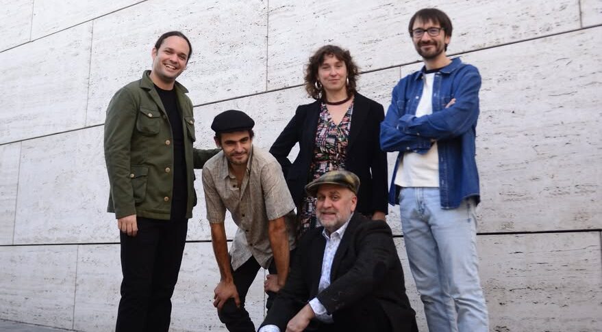 Mario Morla y su banda posando para la foto en un evento musical