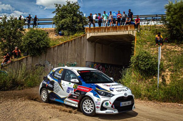 Coche de rally en acción durante el Rallye Ciudad de Utiel
