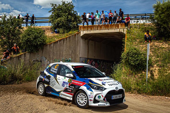 Coche de rally en acción durante el Rallye Ciudad de Utiel