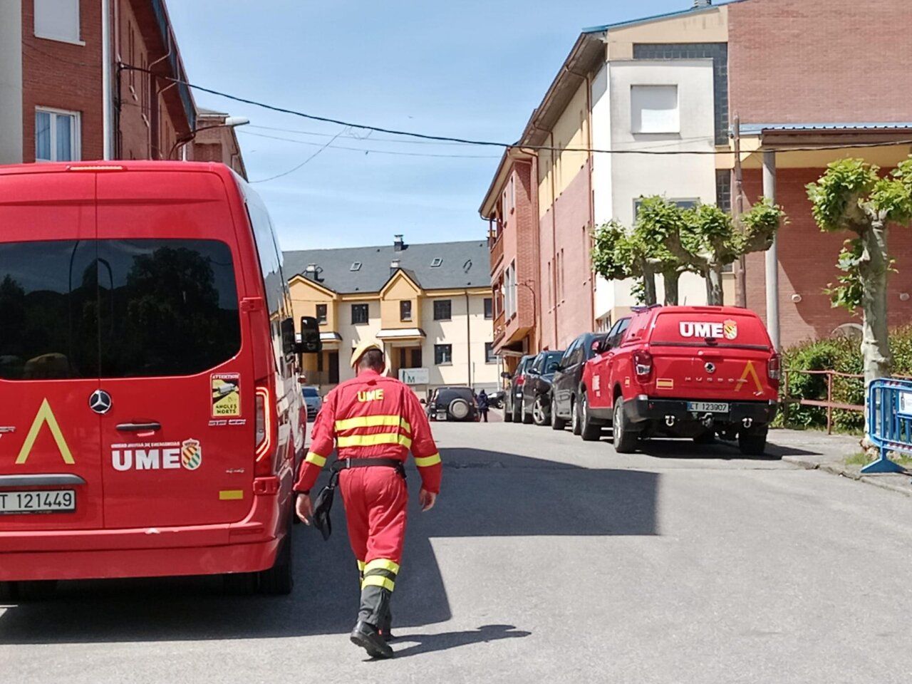 Un miembro de la UME camina junto a vehículos de emergencia en Matarrosa del Sil.