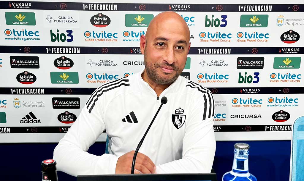 Entrenador Mehdi Nafti en rueda de prensa de la SD Ponferradina
