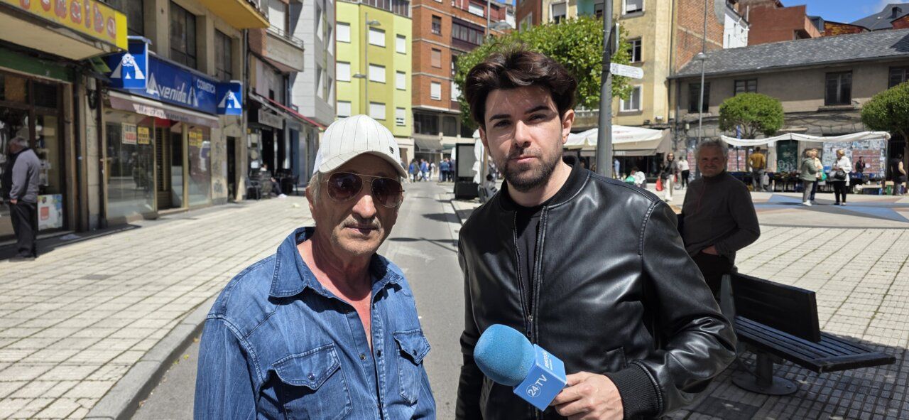 Dos hombres conversando en la calle sobre El Bierzo