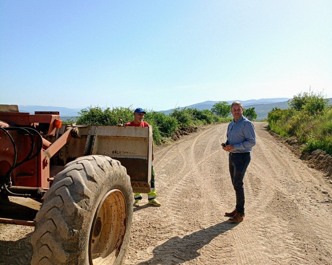 Trabajadores en un camino rural en Ponferrada durante mejoras