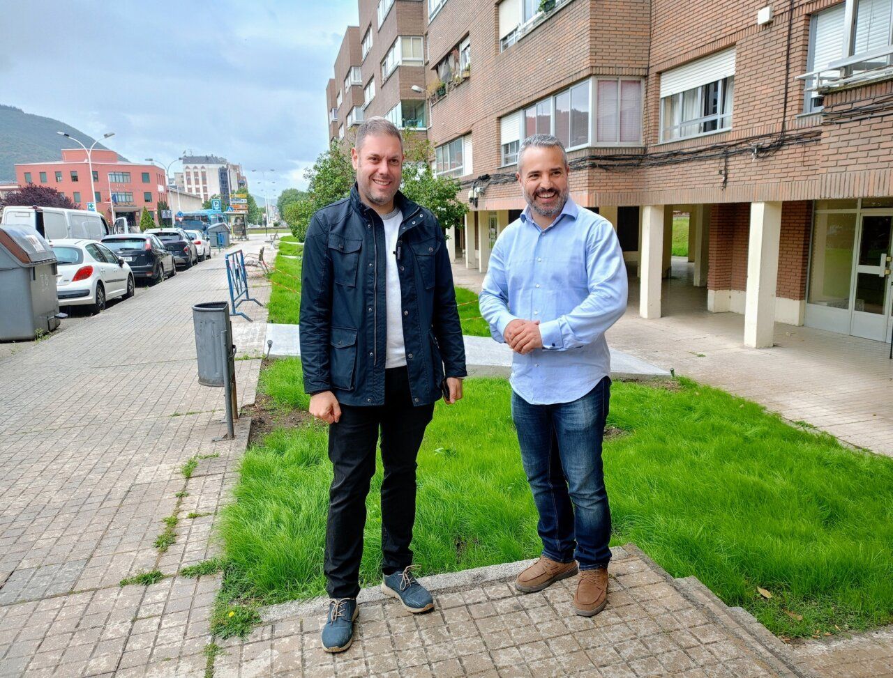 Dos hombres sonrientes en la avenida de la Libertad con mejoras de accesibilidad.