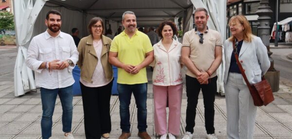 Grupo de personas en el Mercado de Temporada de Primavera en Ponferrada