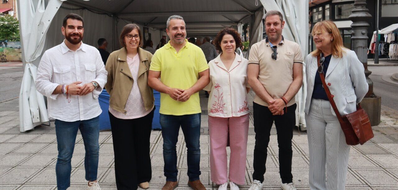 Grupo de personas en el Mercado de Temporada de Primavera en Ponferrada