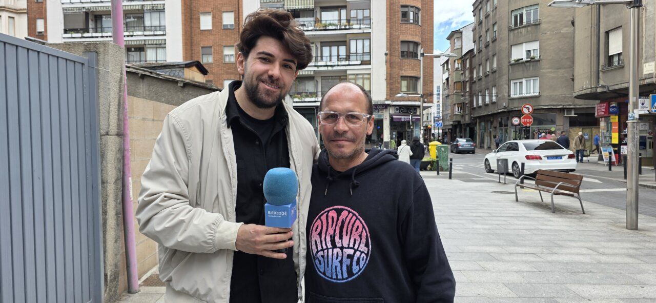 Dos hombres conversando en la calle sobre la minería en El Bierzo