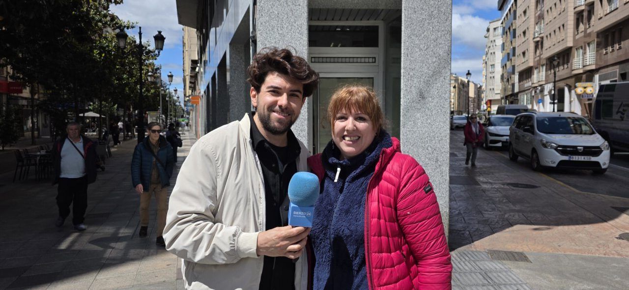 Dos personas posando en la calle de Ponferrada con micrófono