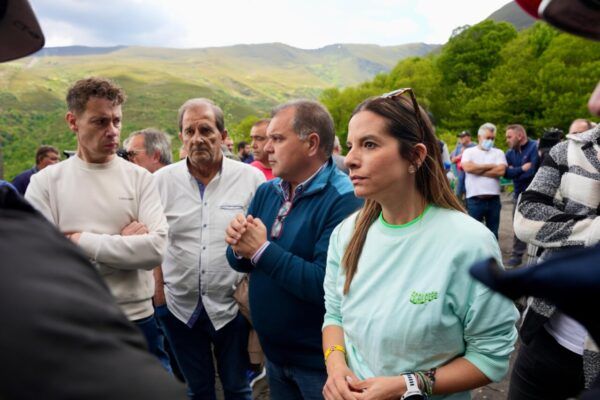Procuradores del PSOE apoyando a mineros en conflicto laboral en Ibias