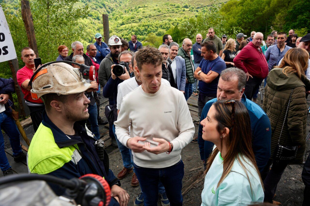 Procuradores del PSOE apoyando a mineros en Ibias durante un conflicto laboral