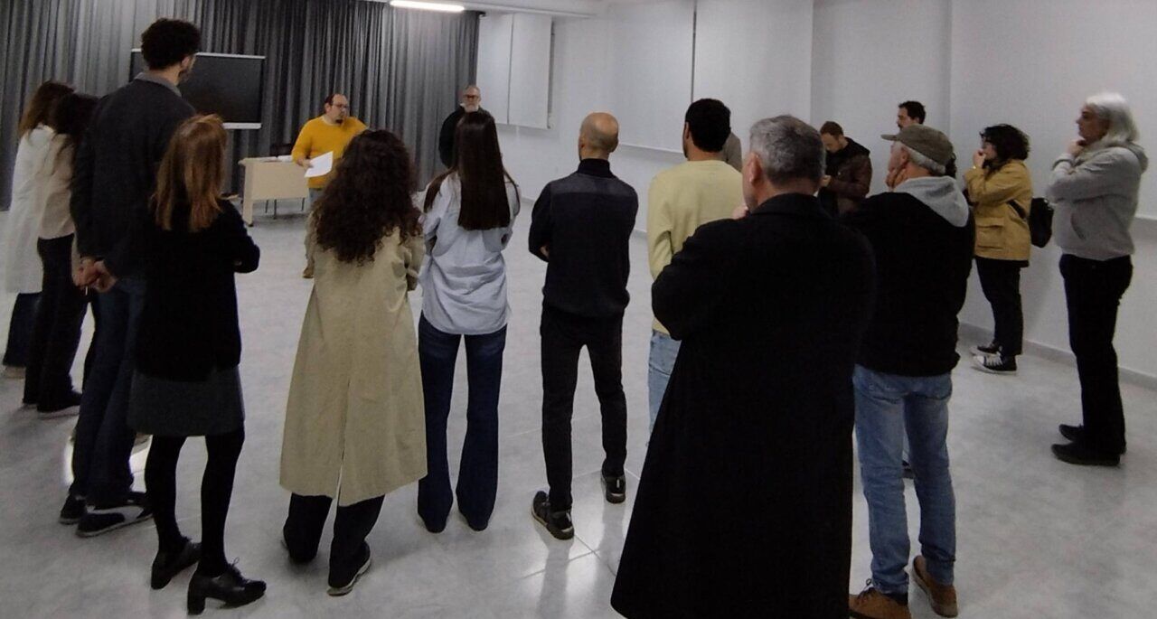 Profesores en asamblea defendiendo la educación pública en Villablino