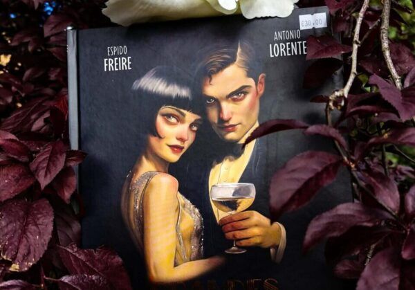 Portada del libro Grandes Amores entre flores y hojas