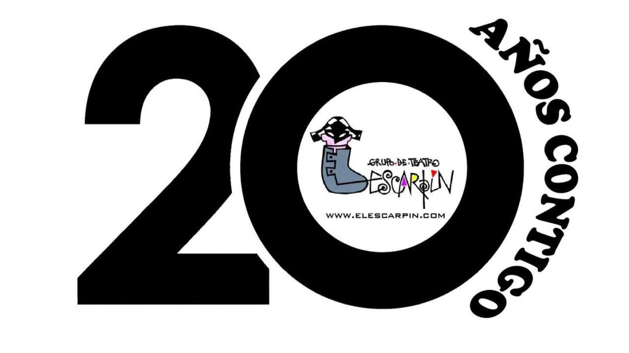 Logo del grupo de teatro Escarpín celebrando 20 años