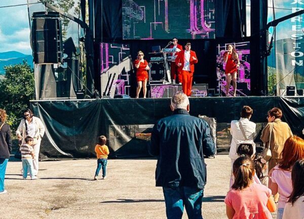 Actuación musical en un evento festivo con público disfrutando.