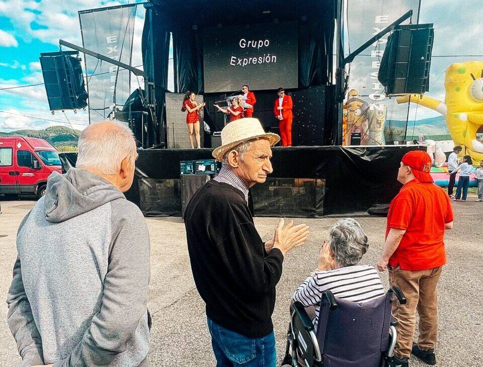 Personas disfrutando de un espectáculo musical en un evento festivo