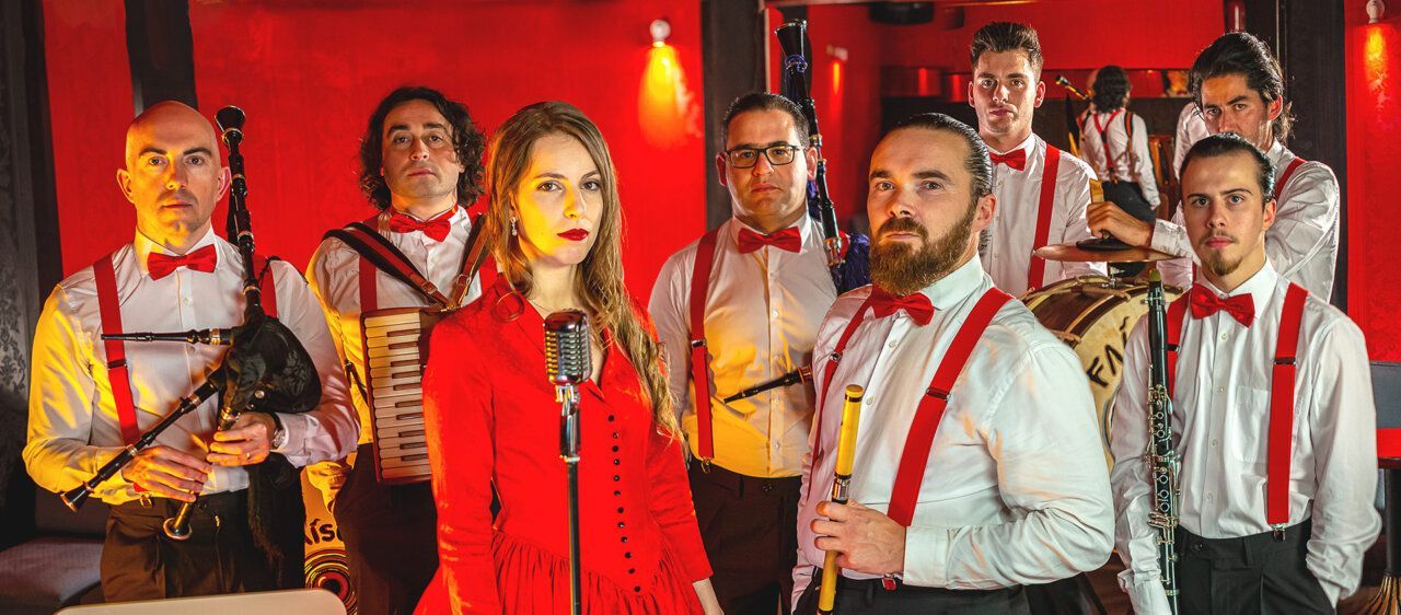 Grupo musical Faiscas da Pontraga en un espectáculo de música tradicional gallega