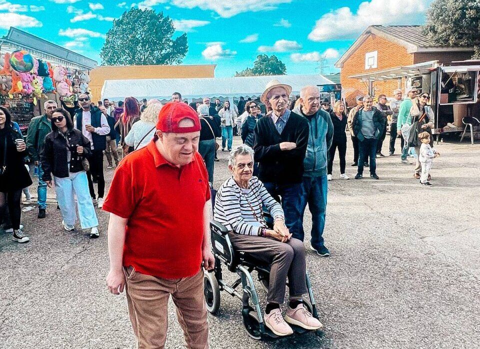 Personas disfrutando de una tarde festiva con música y baile en La Martin