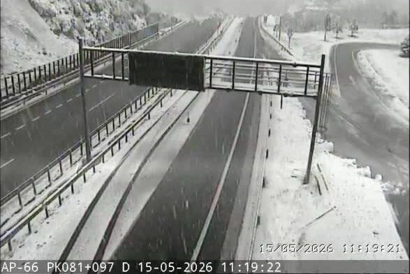 Carretera AP-66 cubierta de nieve en León durante una nevada