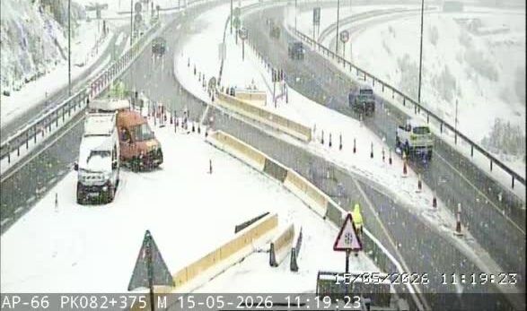 Carretera nevada con vehículos en condiciones difíciles entre León y Asturias