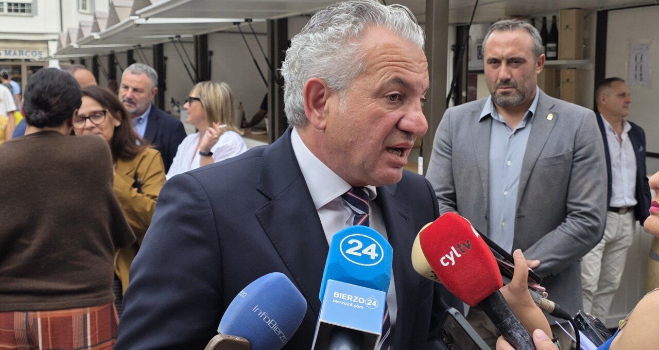 Nicanor Sen hablando a los medios en la Feria del Vino de Cacabelos
