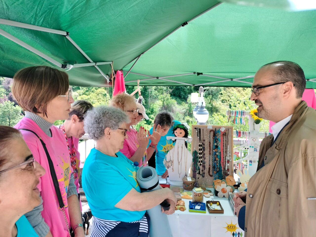 Grupo de personas en una jornada de visibilización con productos artesanales.