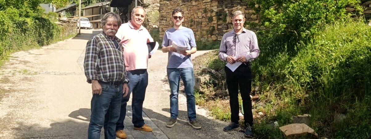 Grupo de personas en la calle de Montes de Valdueza durante obras