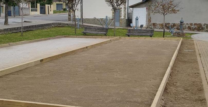 Zona de petanca reacondicionada en Fabero con bancos y espacio renovado