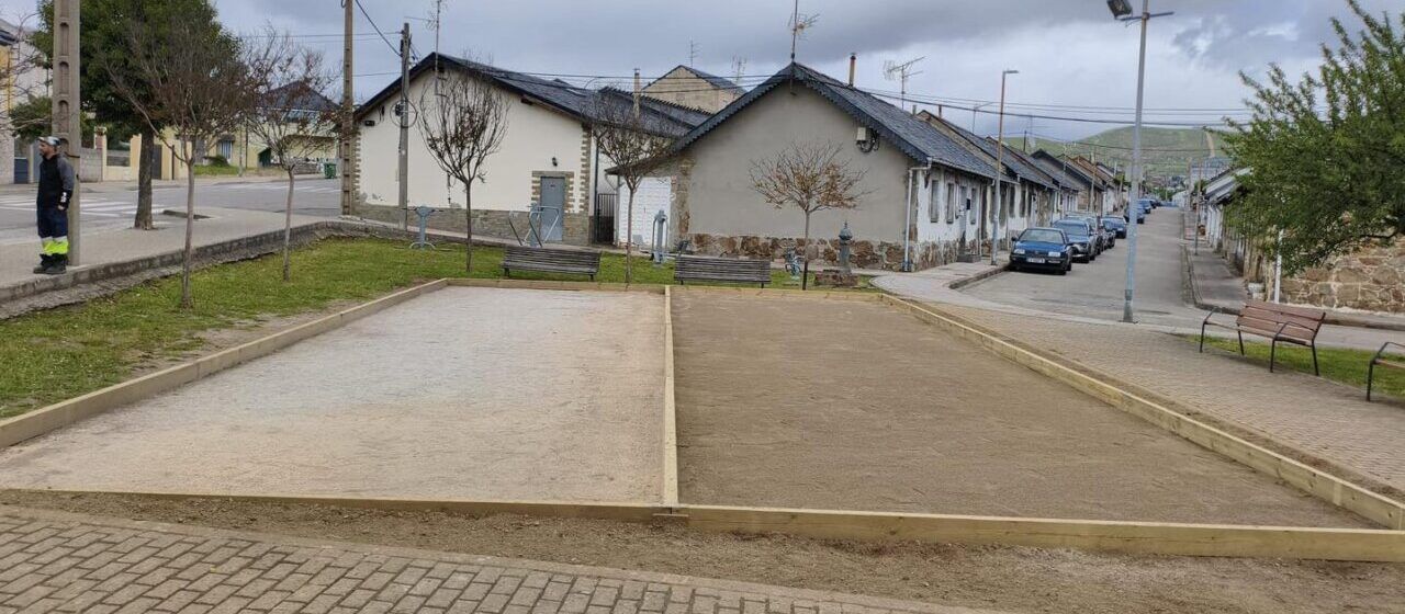 Zona de petanca reacondicionada en Fabero con bancos y árboles