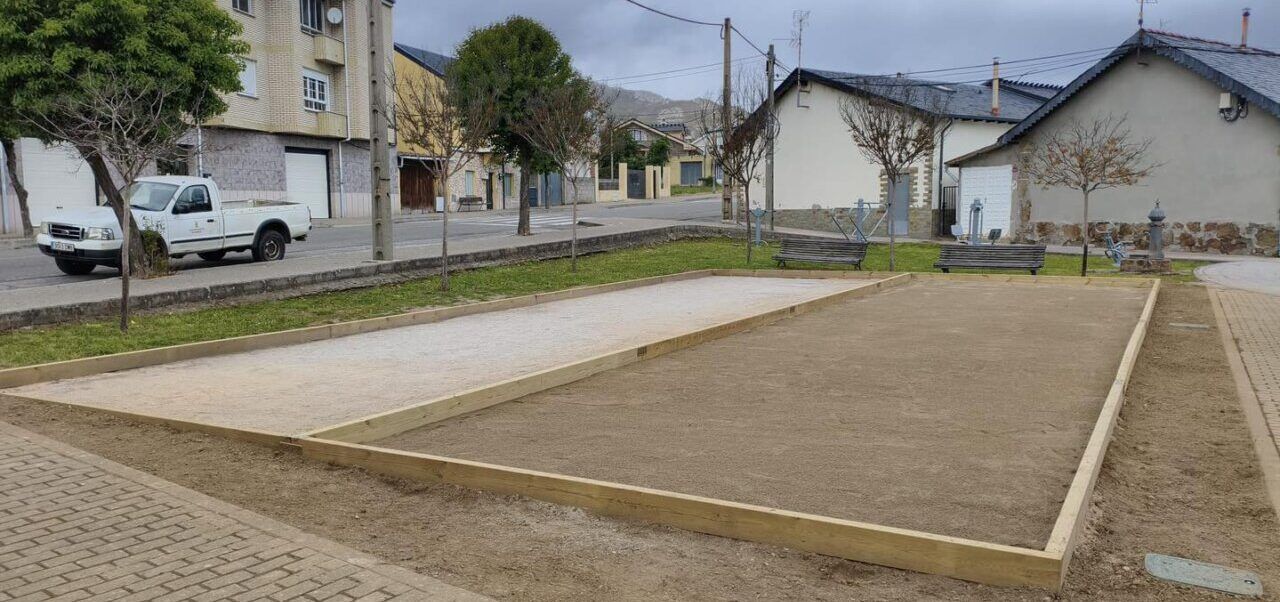 Zona de petanca reacondicionada en Fabero con nuevo entorno