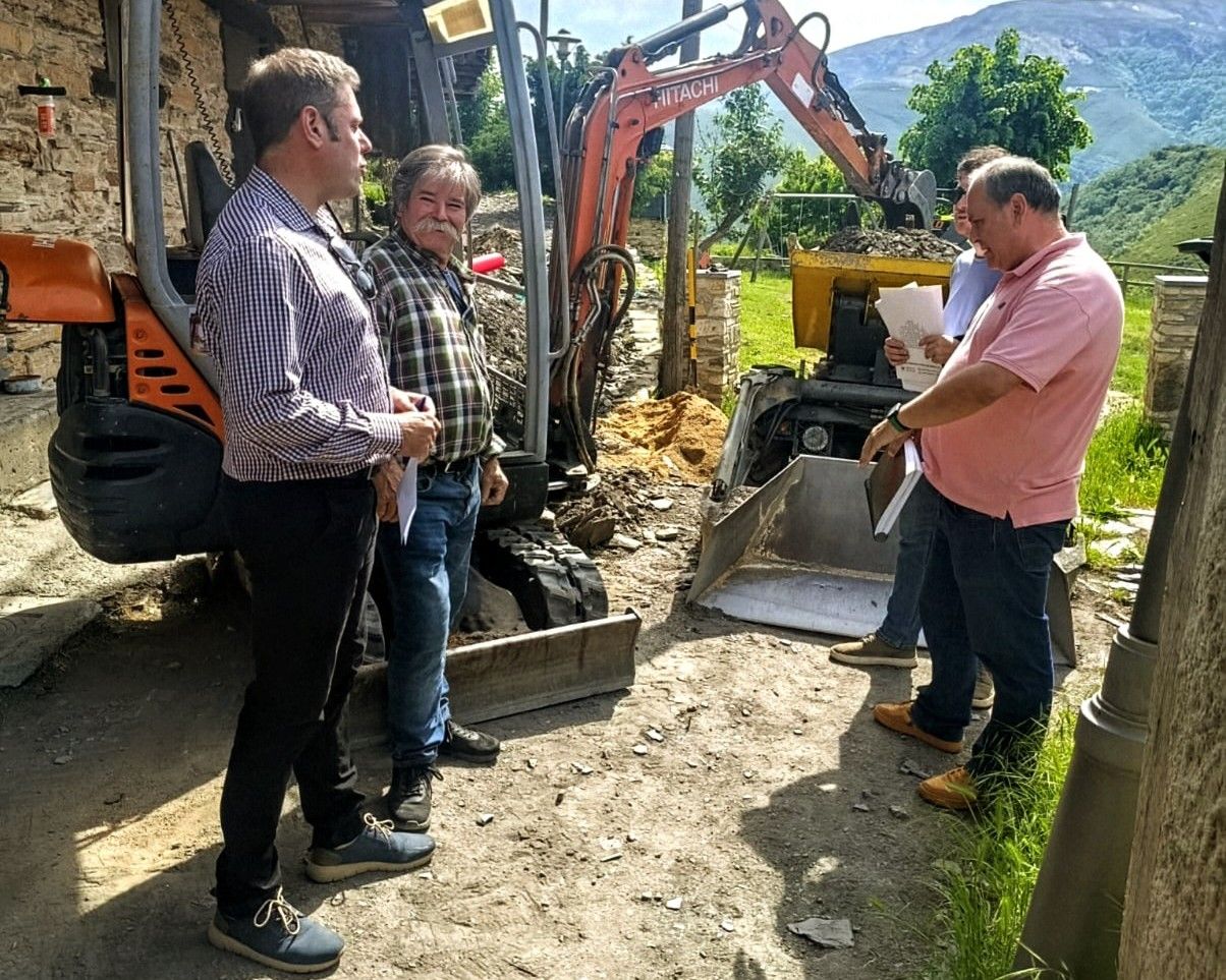 Reunión de concejales en Montes de Valdueza durante obras de urbanización